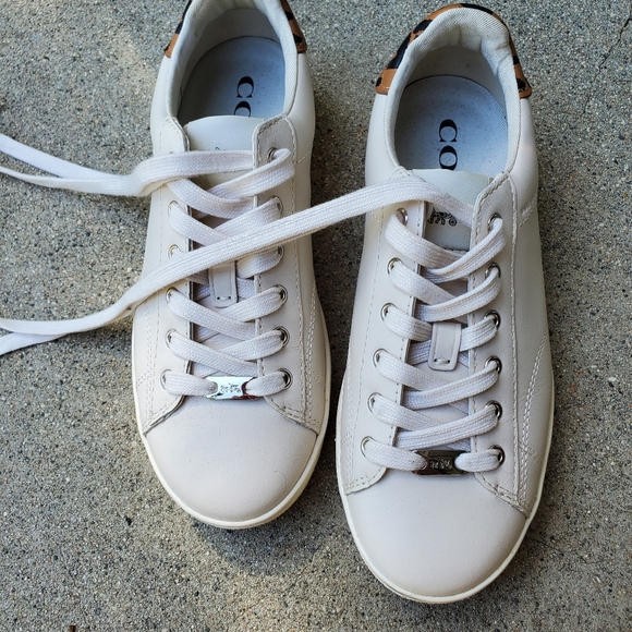 Trendy and classic Coach low top leather shoes - Picture 3 of 7